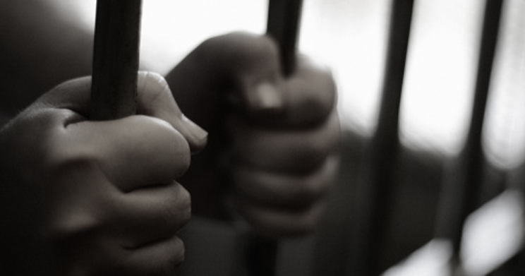 Grupo explode portão de delegacia e resgata 9 presos 