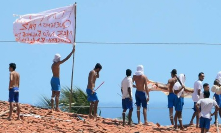 Após nova rebelião, presos ocupam telhado da prisão onde 26 foram mortos