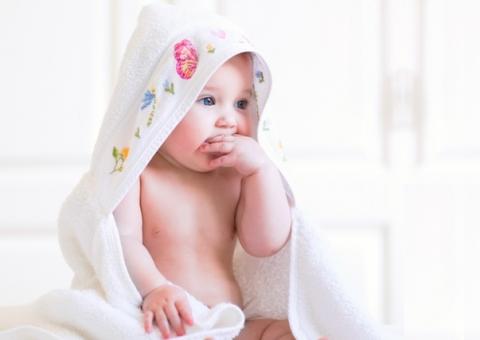 Entenda porque as vezes sai leite da mama do seu bebê 