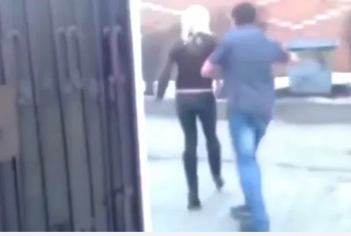 Após ‘DR' homem joga namorada em lata de lixo