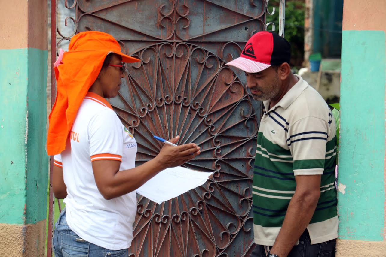 Equipes da limpeza pública orientam população sobre coleta doméstica 