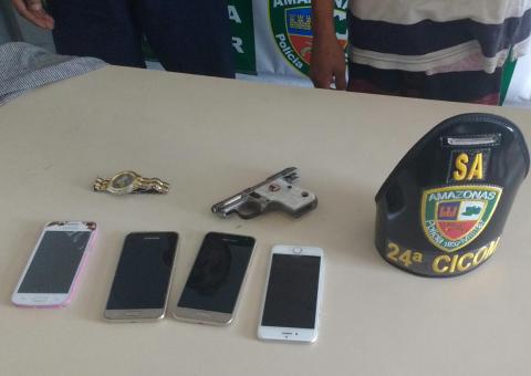 Dupla é detida com arma de fogo e acusada de roubo no Centro de Manaus