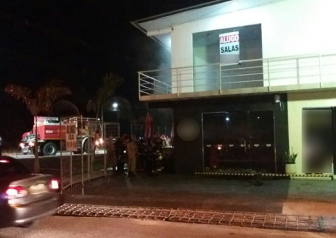 Cozinha pega fogo misteriosamente e destrói parte de bar em Manaus