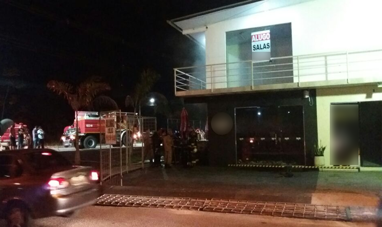 Cozinha pega fogo misteriosamente e destrói parte de bar em Manaus
