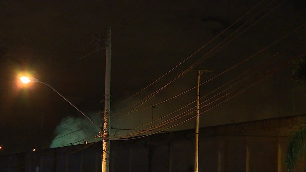 Presos colocam fogo em colchões e grava vídeo com ameaças