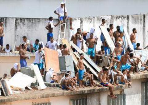 Após 48 horas, detentos ainda mantêm controle de unidade 