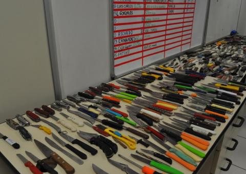 Mais de 400 armas brancas foram apreendidas em 2016