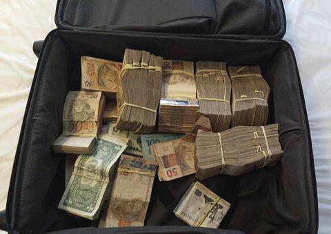  Menina de 12 anos acha mala com R$ 30 mil abandonada em terreno baldio 