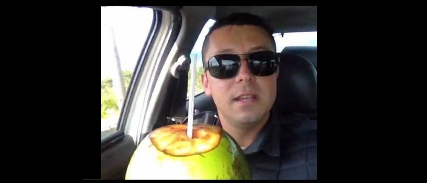 PM grava vídeo tomando água de côco dentro de viatura e é preso