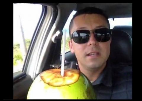 PM grava vídeo tomando água de côco dentro de viatura e é preso