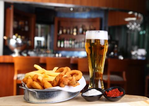 Consumo de álcool estimula o apetite e aumenta risco de obesidade