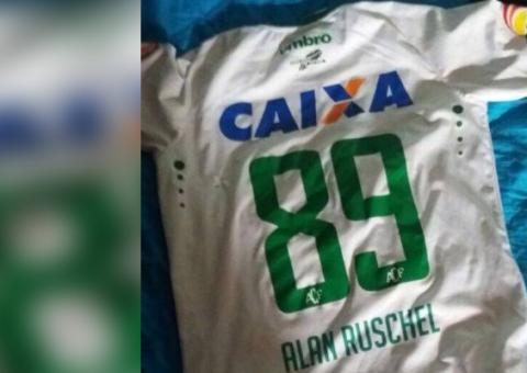 Jornalista recebe camisa de jogador da Chape recuperada de destroços do avião