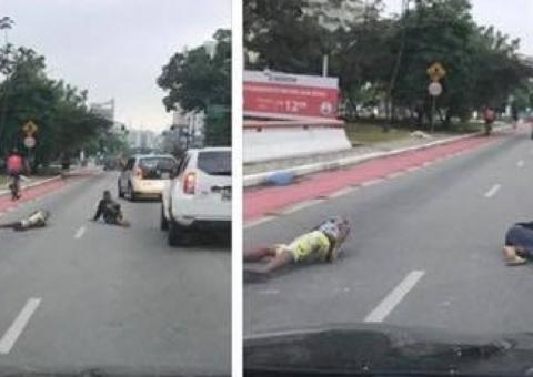 Grupo se joga no asfalto para  parar trânsito e assaltar motoristas