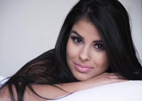 Ex- BBB Munik detona contrato com a Globo