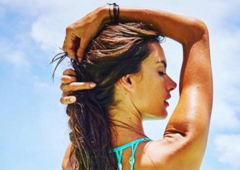 Alessandra Ambrósio posta foto picante de bumbum empinado e topless   