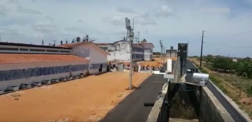 Membros do PCC e Sindicato do Crime continuam rebelião em presídio; Novo massacre pode acontecer