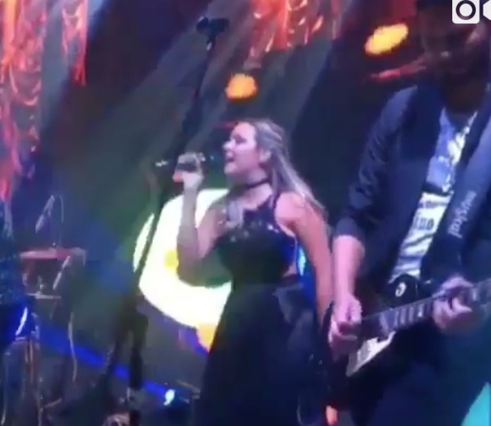 Ex sobe no palco em festa de mãe de Neymar e canta música dele com Marquezine