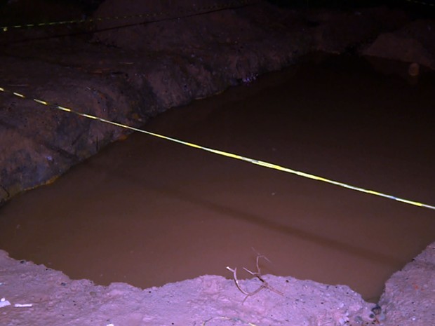 Menino de 4 anos morre afogado em buraco aberto em rua