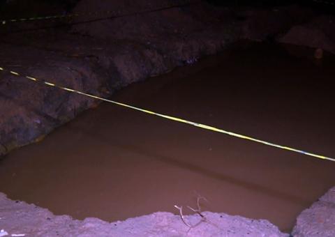 Menino de 4 anos morre afogado em buraco aberto em rua