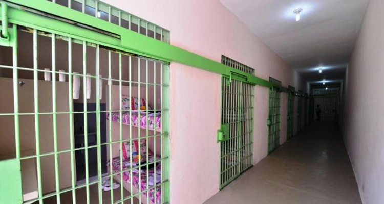 Após massacre polícia faz contagem de detentas em presídio feminino