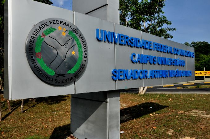 Ufam abre processo seletivo para professor substituto com salário de até R$ 5 mil