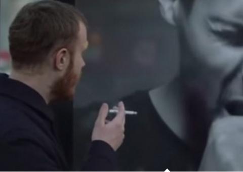 Outdoor criativo coloca pessoa tossindo a cada vez que alguém acende um cigarro próximo