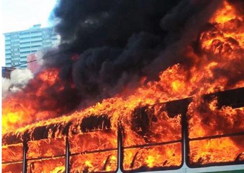 Doze ônibus e carro do governo são incendiados em Natal
