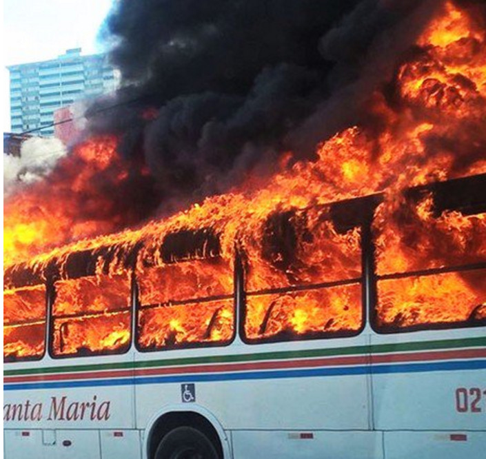 Doze ônibus e carro do governo são incendiados em Natal