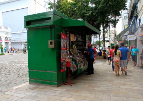 Bancas de revista são substituídas por estruturas padronizadas no centro de Manaus 
