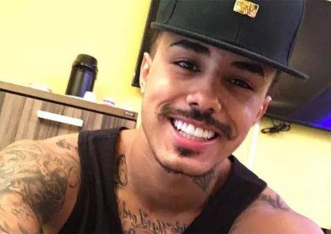 MC Livinho dá chilique, quebra camarim e agride segurança após show