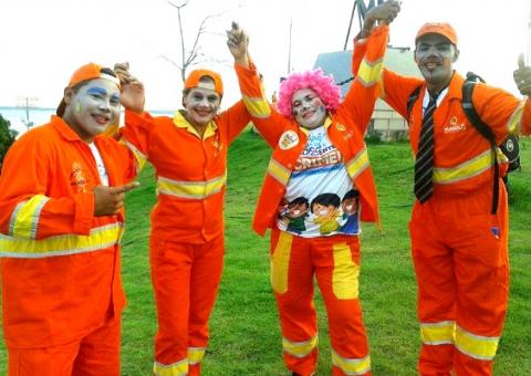 Garis da Alegria fazem ação de conscientização em feiras da cidade