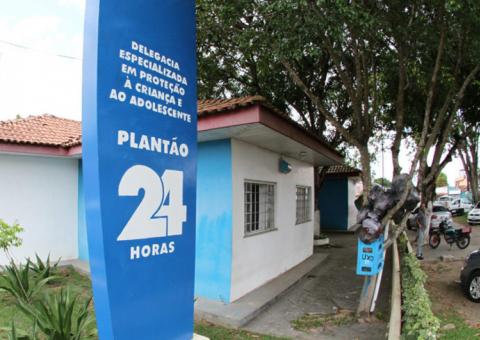 Jovem é detida acusada de tentar jogar filho em bueiro de Manaus