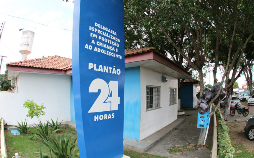 Jovem é detida acusada de tentar jogar filho em bueiro de Manaus