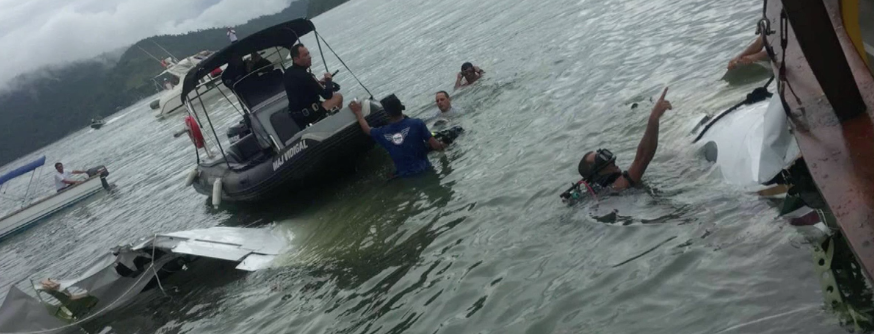 Corpo de Bombeiros afirma que 3 pessoas estão presas em destroços de avião que caiu no RJ