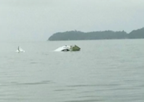 Corpo de Bombeiros afirma que 3 pessoas estão presas em destroços de avião que caiu no RJ