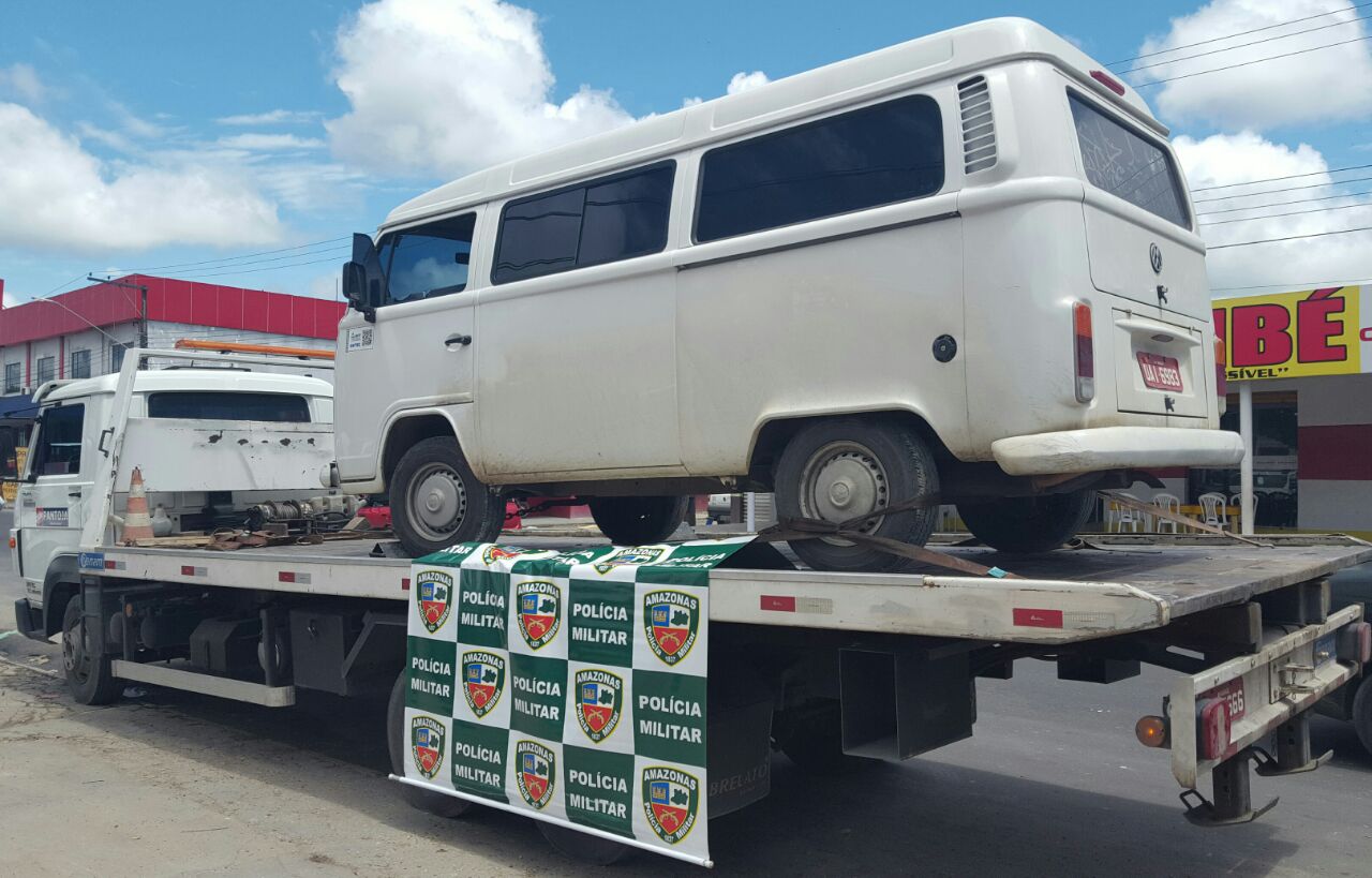 Polícia recupera kombi roubada com 40 mil reais em produtos