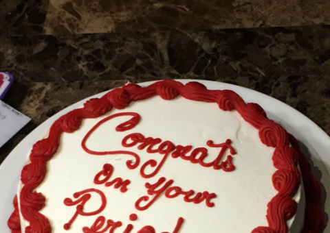 Mãe faz festinha para comemorar a 1ª menstruação da filha