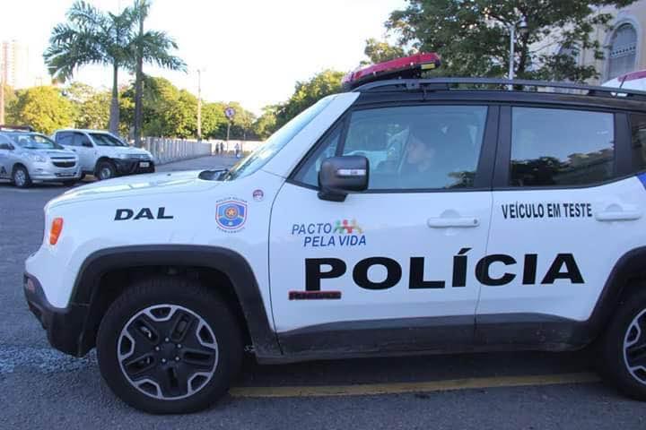 Preso finge passar mal e faz policial de refém dentro de viatura