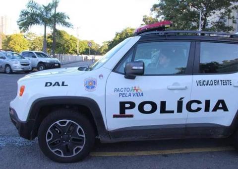 Preso finge passar mal e faz policial de refém dentro de viatura
