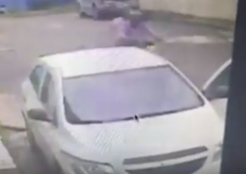 Mulher tenta fugir de assalto e é agredida por bandido armado em Manaus