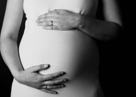 Grávida de 5 meses é arrastada pelos cabelos e morta a tiros 