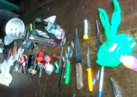 Telefone e armas brancas são encontrados em presídio do Amazonas 