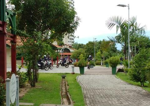 Durante transferência para presídio, detentos pulam de ambulância e fogem em Manaus