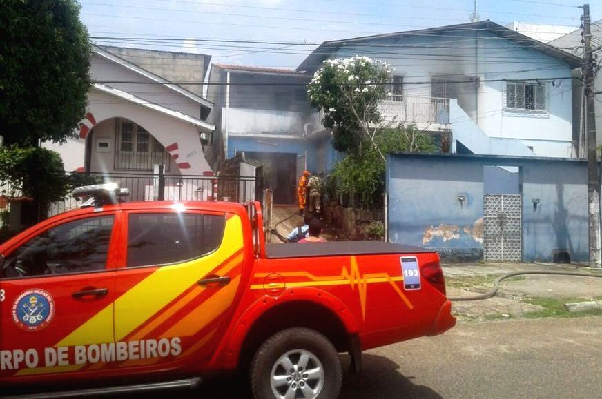 Dono viaja, deixa aparelho ligado e casa pega fogo em Manaus