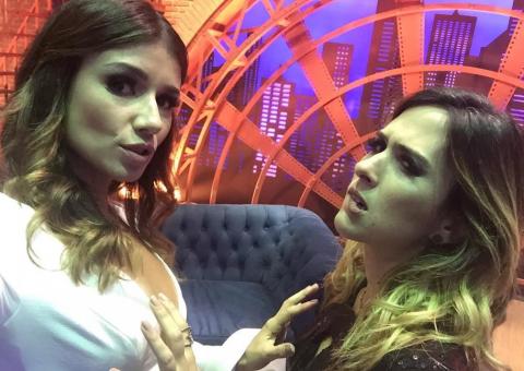  Tatá Werneck é clicada apalpando seios de Paula Fernandes 