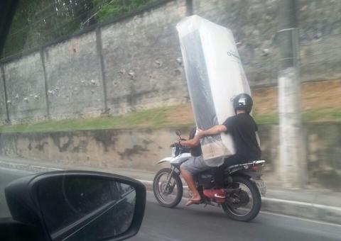 Homem é multado e perde moto após carregar colchão de casal pelas ruas de Manaus