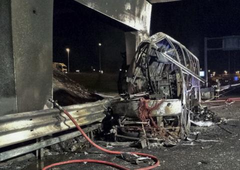  Acidente com ônibus deixa pelo menos 16 mortos 