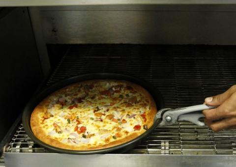 Assaltantes armados roubam pizzaria e exigem 'pizzas quentes'