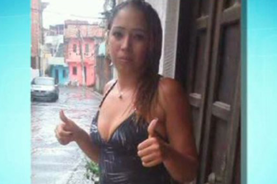  Jovem é torturada e morta no meio da rua por rivais do namorado