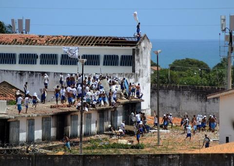 Motim em Alcaçuz completa oito dias com detentos novamente no telhado 